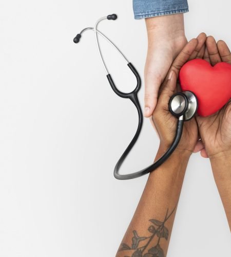mao-segurando-o-conceito-de-saude-estetoscopio-scaled.jpg